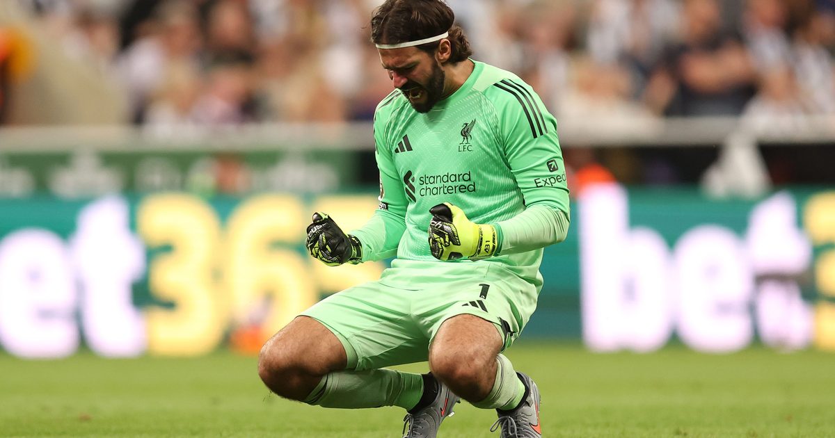 10 Ultimate Best Goalkeepers in the World All Time: The Expert's Guide