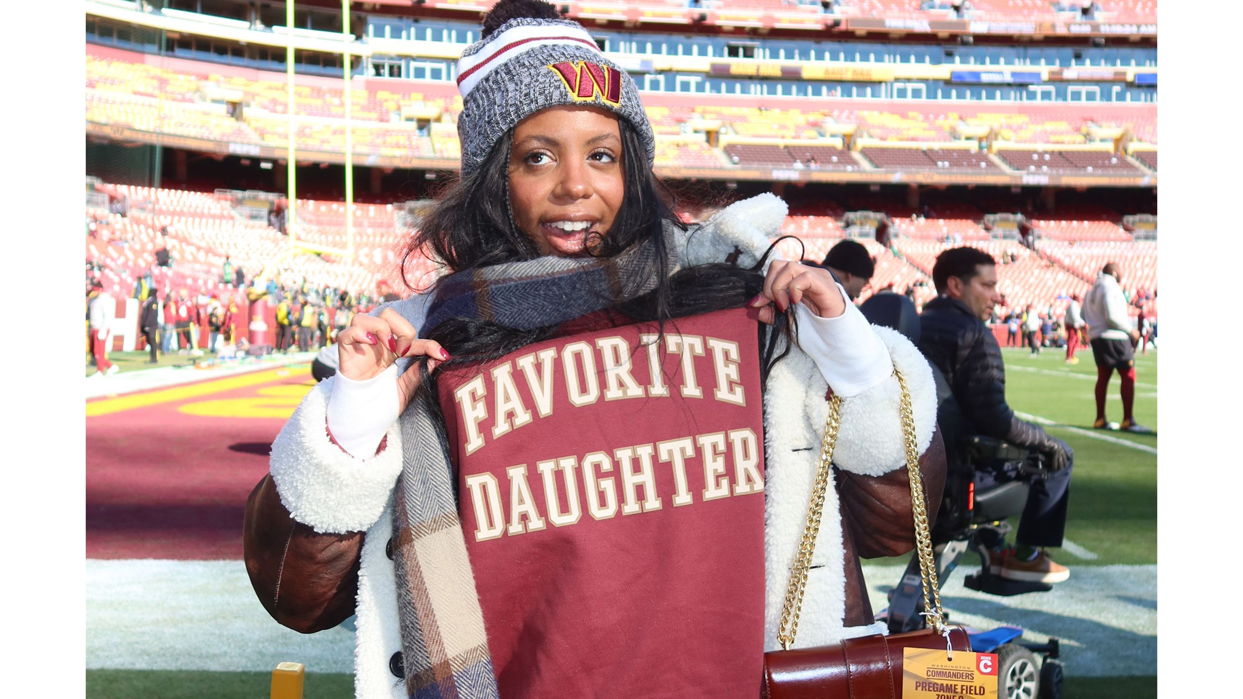 10 EXPERT TIPS ON WHAT TO WEAR TO COLD FOOTBALL GAME: THE ULTIMATE GUIDE TO STAYING WARM AND COMFY