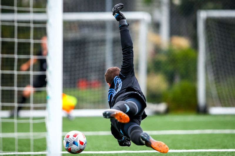 10 Expert Tips for Choosing the Ultimate Soccer Goalkeeper Uniform