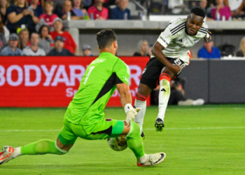 7 Surprising Secrets on How to Become a Good Goalkeeper in Soccer: The Ultimate Expert Guide