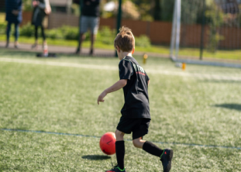 7 Expert Secrets for How to Hold a Football to Throw: The Ultimate Guide to Perfect Passes