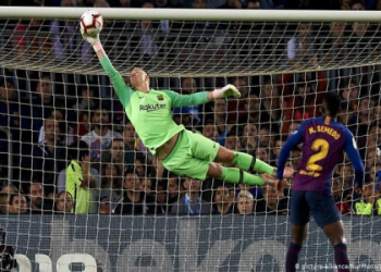 7 Proven Strategies to Protect Your Team After an Injured Goalkeeper: The Ultimate Expert Survival Guide