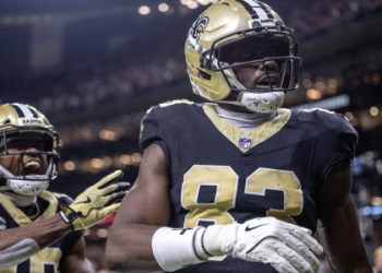 10 Expert Tips to Master Tight End Defense: The Ultimate Guide for Football Fans