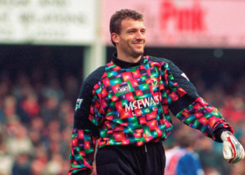 10 Expert Tips to Choose the Ultimate Football Goalkeeper Jersey for Peak Performance
