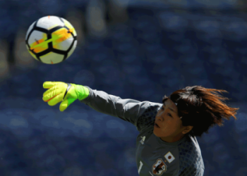 10 Proven Tips on How to Become a Better Goalie in Soccer: The Ultimate Expert Guide