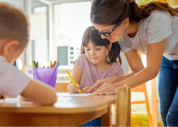 7 Expert Tips for Becoming an Effective Assistant Teacher at a Girls Magic Academy