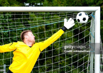 10 Stunning Pictures of Goalkeepers That Showcase Their Ultimate Skills and Spirit