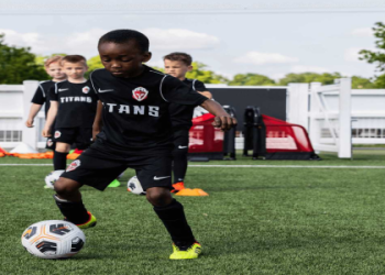 10 Expert Tips to Play Goalkeeper Like a Pro: The Ultimate Guide