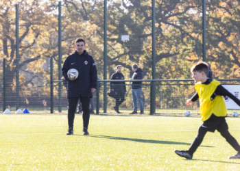 10 Expert Tips on How to Be a Goalkeeper: The Ultimate Guide to Mastering the Role